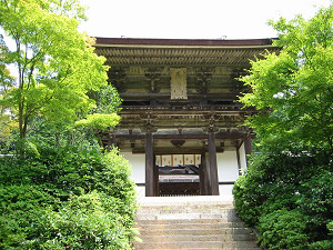 階段下より楼門を望む